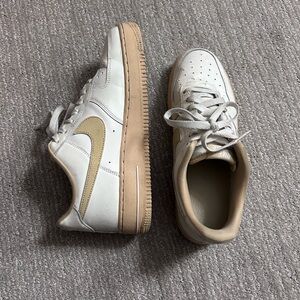 Women’s Nike Air 8.5 in White & Beige